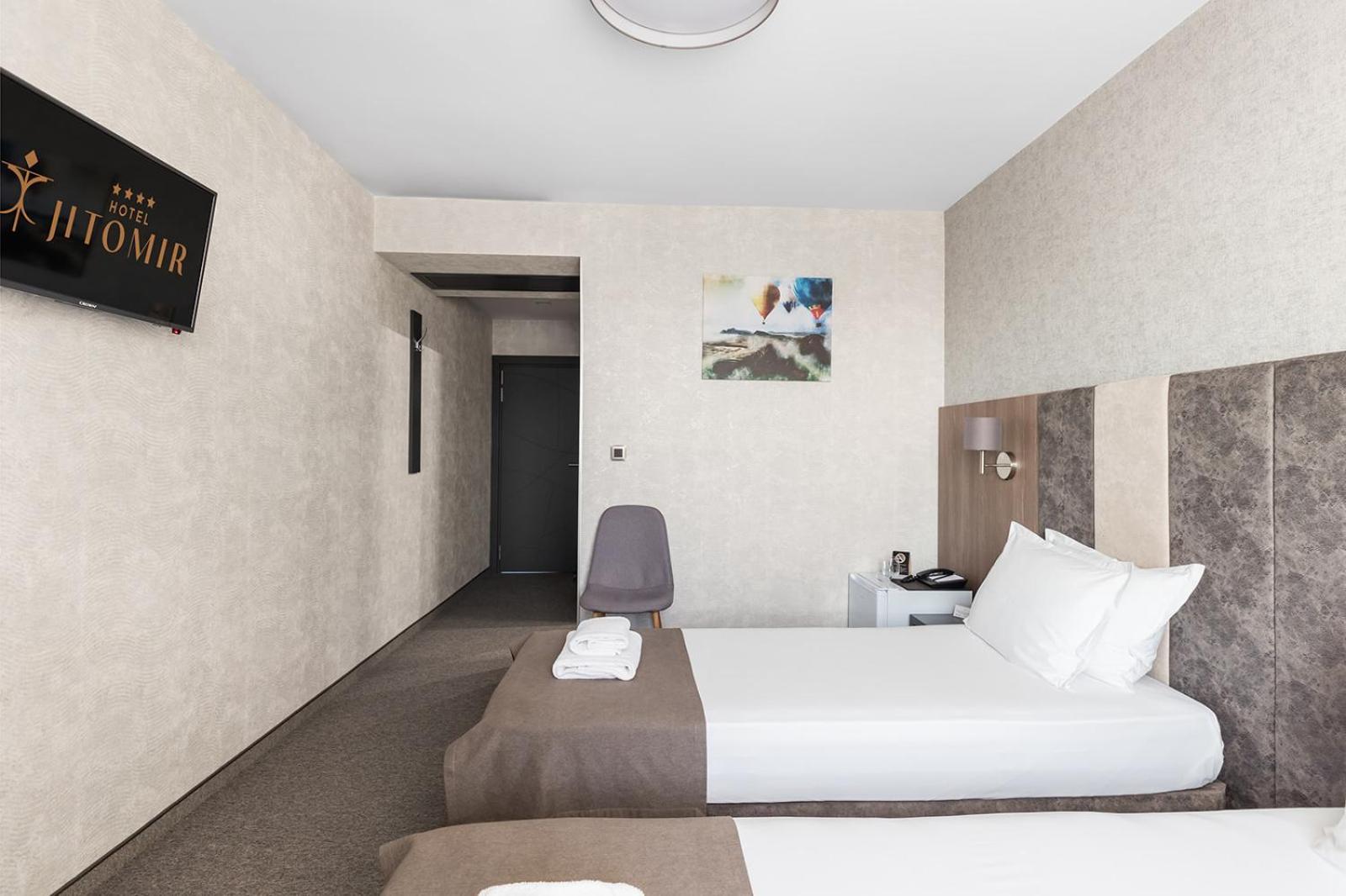 Jitomir Hotel Montana Extérieur photo
